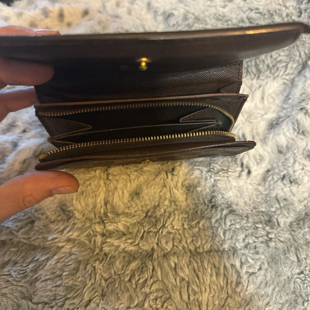 Men’s or Women’s Louie Vuitton and Rare Damier Ebene long wallet! Pre-loved 🔥🔥